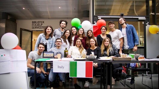 There will be no International Day in the autumn. Here, Italian exchange students present their country in the Global Lounge on Campus Kristiansand. (Stock Photo 2018: Walter Norman Wehus)