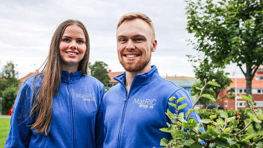 Læringsassisstentene Silje Hatlevik og Preben Forsland. Begge jobber med mattehjelp hos “Drop In”-senteret til MatRIC på UiA.