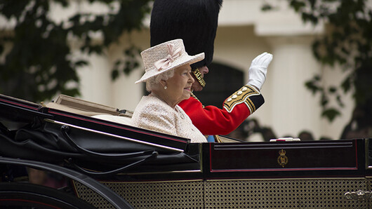 Foto av Dronning Elizabeth kjørende i åpen bil