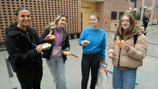 IMPORTANT TO VOTE: “It is important to have a well-functioning student democracy. So of course, we will vote,” say students Christina Larsen, Nina Grøtteland, Marte Mauseth and Eline Horpestad.