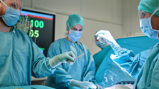 Bildet viser studenter som simulerer en operasjon.