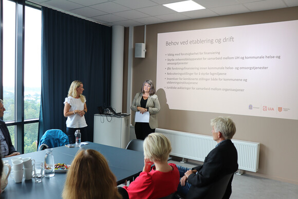 Prosjektleder Silje Bjerkås og professor ved Institutt for helse- og sykepleievitenskap på UiA, Mariann Fossum, presenterte universitetssykehjem-prosjektet for statsråden. De håper det er på plass i Grimstad innen fem år.