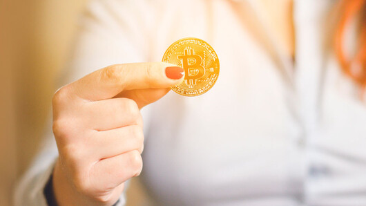 Kvinne som holder bitcoin (illustrasjonsfoto)