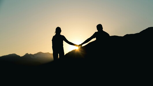 Foto av et par som holder hendene ved solnedgang. (Illustrasjonsfoto: Unsplash)