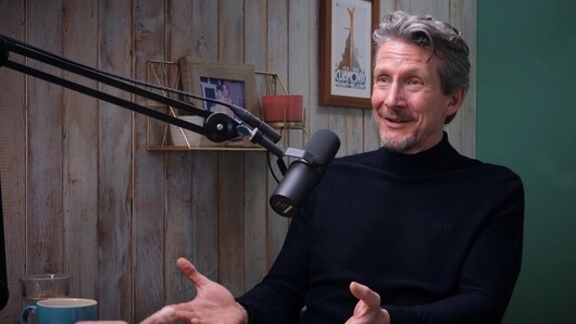 Bildet viser professor Stephen Seiler i et podcaststudio.
