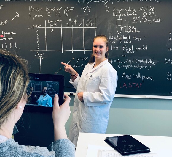 Studentene Ingvild Hauge Østerhus og Stine Høglind Sletten bruker nettbrett som verktøy for å rapportere i naturfag. her er de i gang med å forberede seg til eksamen.