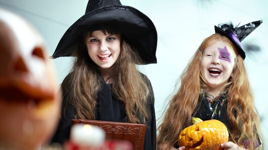 Barn som har kledd seg ut som hekser på Halloween
