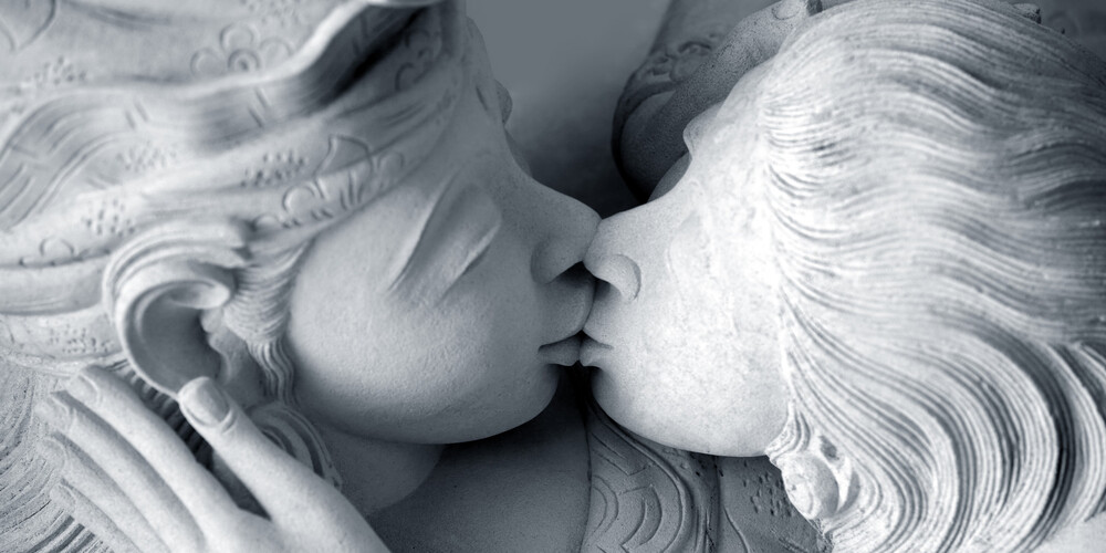 To statuer som kysser
