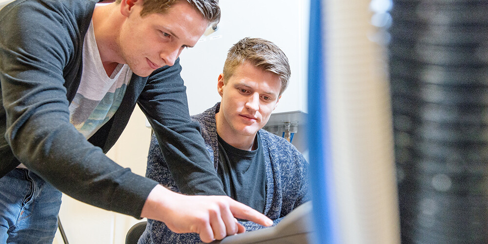 Two students working together in the research laboratory, Norwegian Motion Lab, on Campus Grimstad