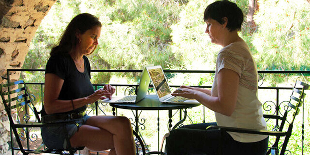 Two women working in Metochi (photo)